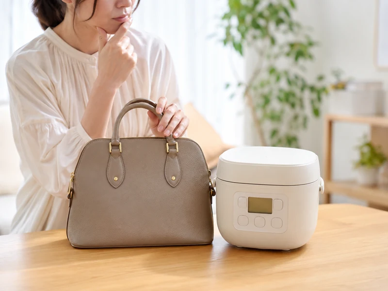 まだ使える不用品を前に処分を迷う様子