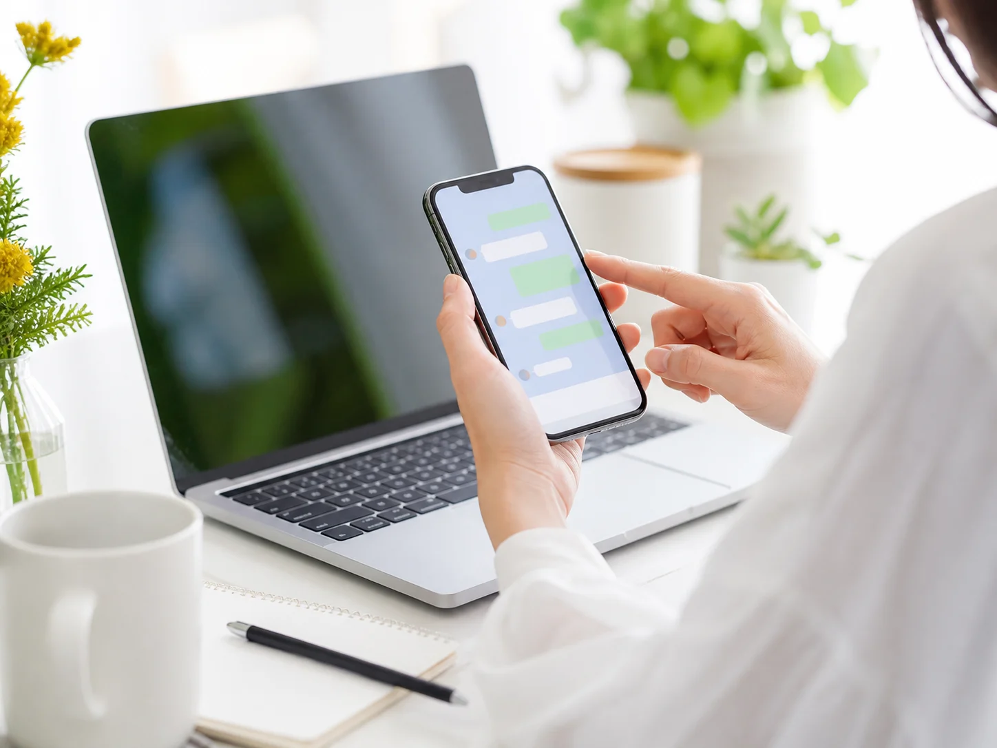 スマートフォンとパソコンから出張買取を問い合わせる様子