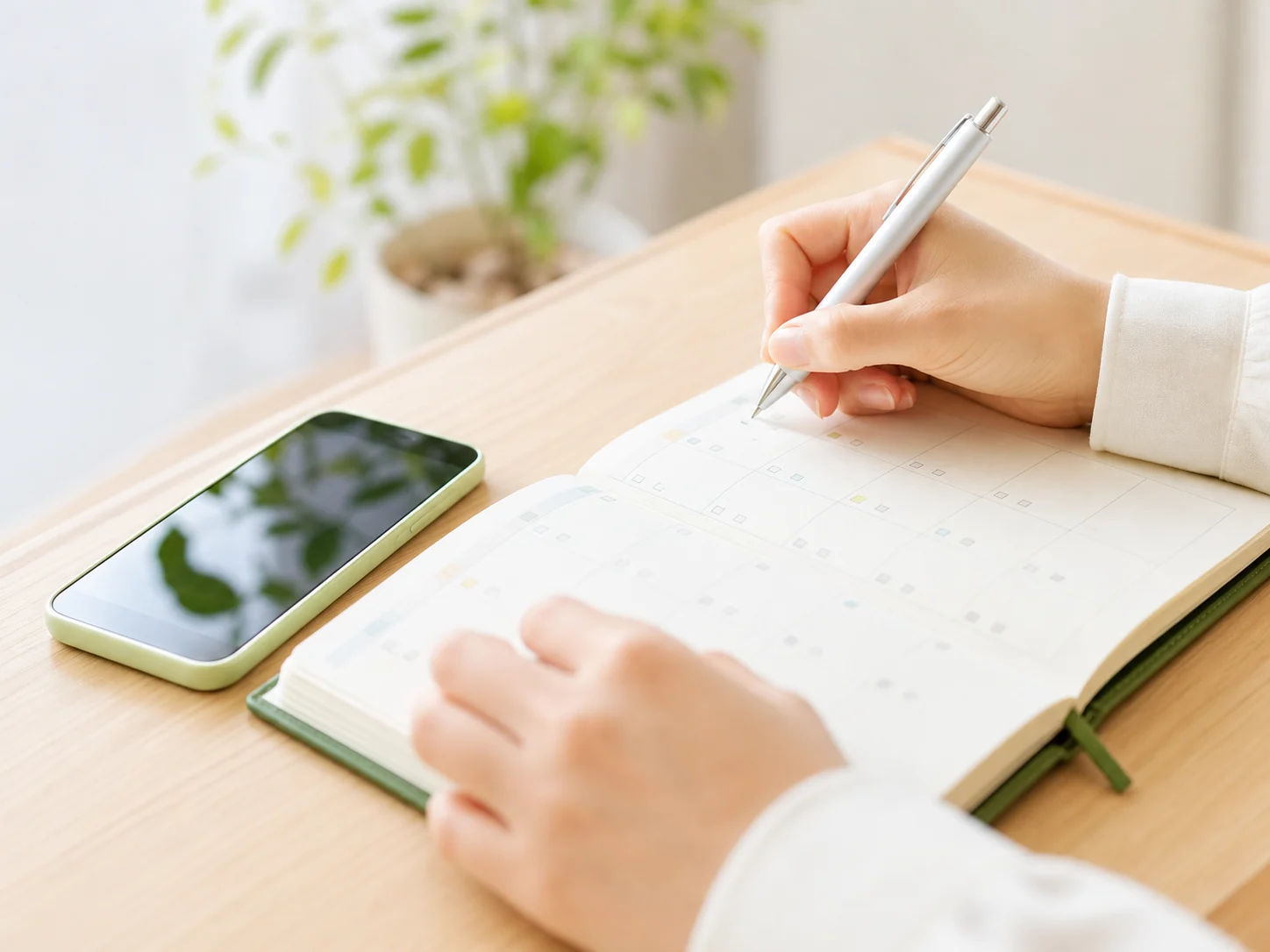 訪問日時を手帳で確認する様子